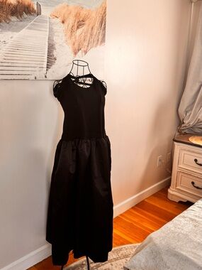 Elegant Black Sleeveless Midi Dress with pockets
